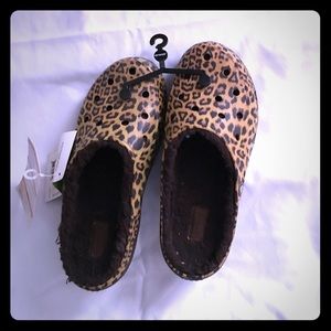 Ladies Crocs size 8 lined leopard relax fit